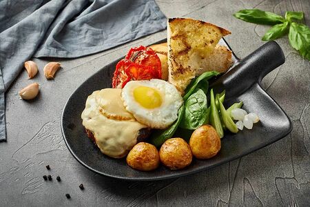 Бифштекс с яйцом и печеный картофель