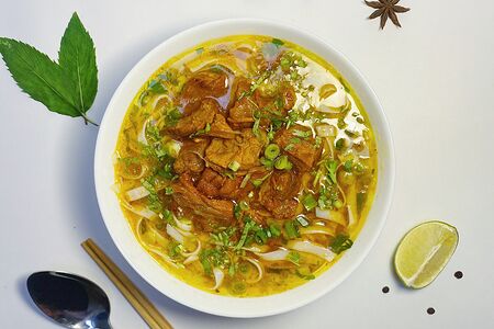 Фо Шот Ванг - Суп с говядиной, тушенной в томатно-винном соусе