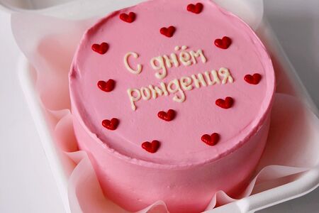 Бенто-торт на День рождения розовый с надписью С днём рождения и сердечками 
