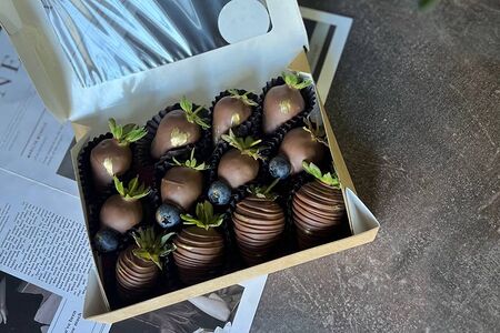 Набор клубники в шоколаде 12 ягод