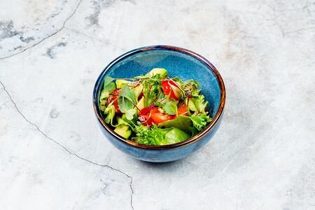 Овощной салат с черри и авокадо