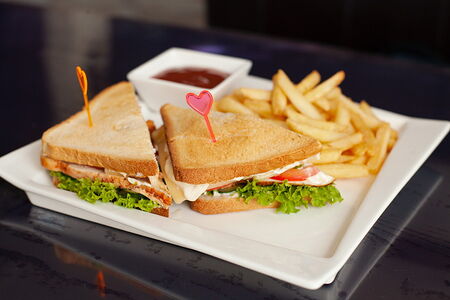 Сэндвичи с курицей и картофелем фри