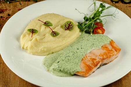 Стейк из лосося в сливочно-шпинатном соусе с пюре