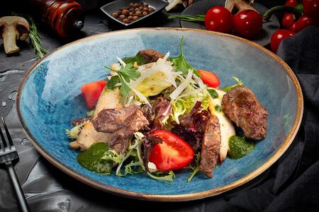 Теплый салат с ачаринской говядиной