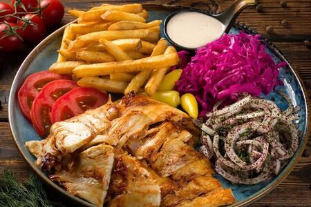 Донер на тарелке с курицей