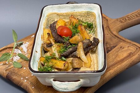 Сковорода с телятиной и грибами в сливочном соусе