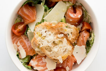 Салат Цезарь с копченым лососем