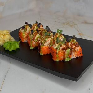 Ролл с опаленным лососем и морским гребешком