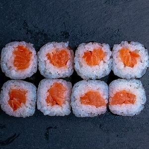 Тонкий ролл с лососем