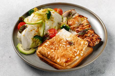 Яичный конверт с курицей на гриле