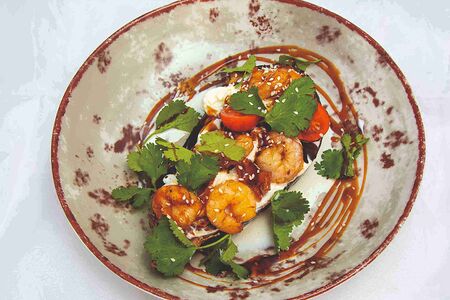 Баклажан со страчателлой и креветками