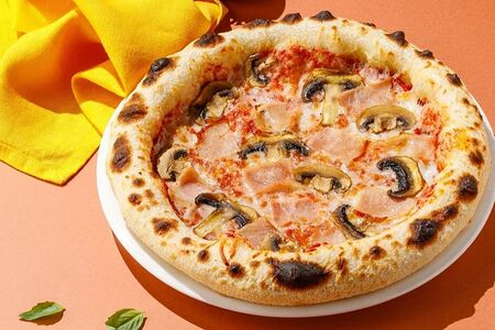 Пицца с ветчиной и грибами 