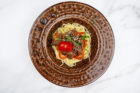 Жаренная говядина с яичной лапшей