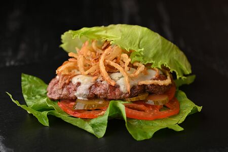 Бургер блю чиз с луком фри в листьях