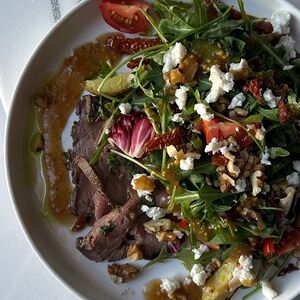 Беби-картофель, вяленые томаты, мягкий сыр, грецкий орех