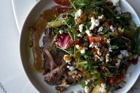 Беби-картофель, вяленые томаты, мягкий сыр, грецкий орех