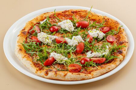 Пицца со страчателлой и томатами черри 