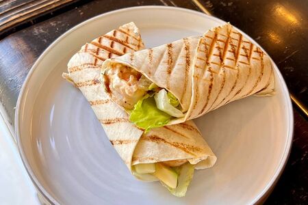 Теплый ролл с креветкой и авокадо