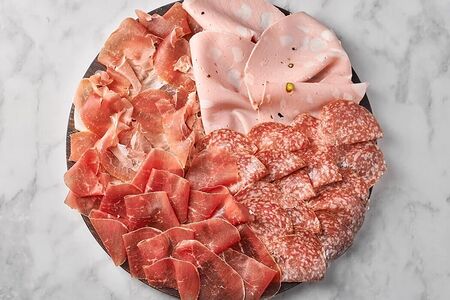 Ассорти мясных деликатесов