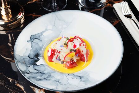 Севиче из тунца с фенхелем и соусом из маракуйи