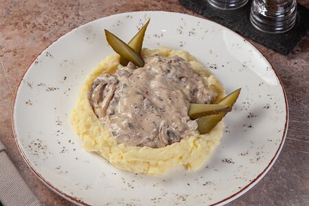 Бефстроганов с картофельным пюре