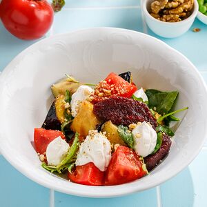 Салат из баклажанов с томатами и сыром