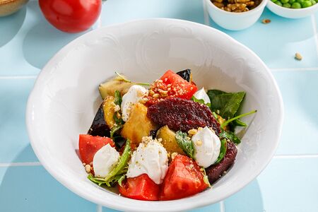 Салат из баклажанов с томатами и сыром