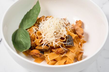 Фетучини с курицей и шиитаке в соусе том ям