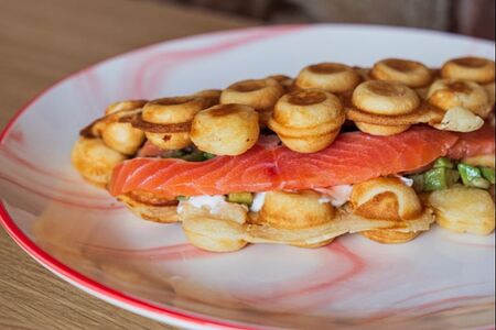 Гонконгская вафля с лососем и авокадо
