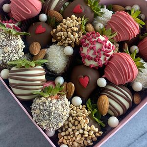 Сердце из клубники в шоколаде 