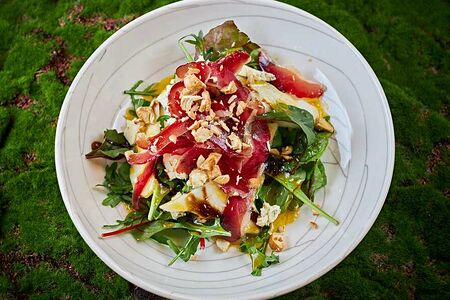 Салат с руколой, уткой и горгонзолой