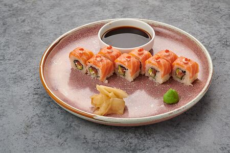 Ролл с лососем, авокадо и соусом тобико