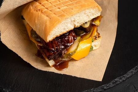 Бургер с говяжьей щекой 