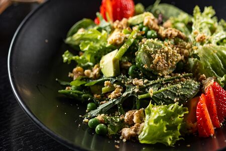 Зелёный салат со спаржей