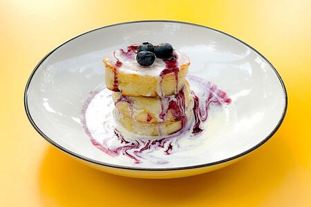 Оладьи с черничным соусом и карамелью