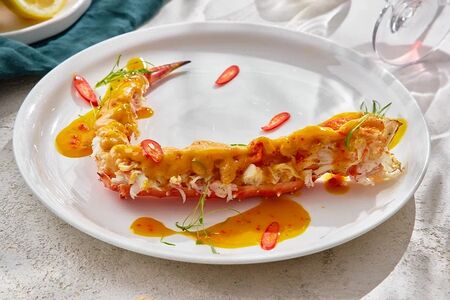 Запеченная фаланга краба с соусом манго