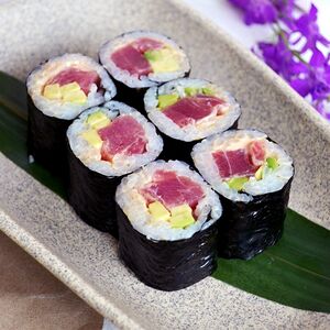 Ролл с тунцом и спайси-соусом