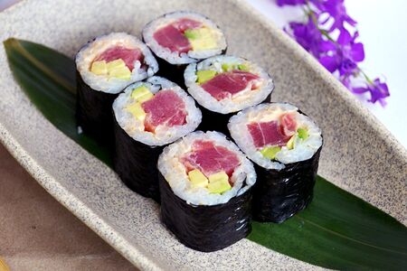 Ролл с тунцом и спайси-соусом