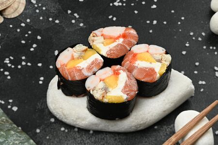 Сашими-ролл с лососем и угрем