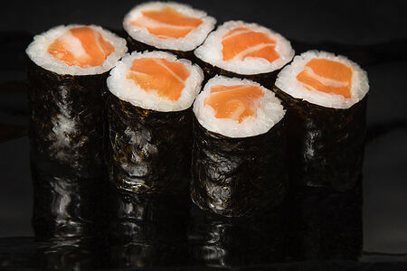 Ролл с лососем