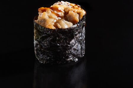 Гункан запеченный с угрем