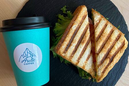 Латте и сэндвич