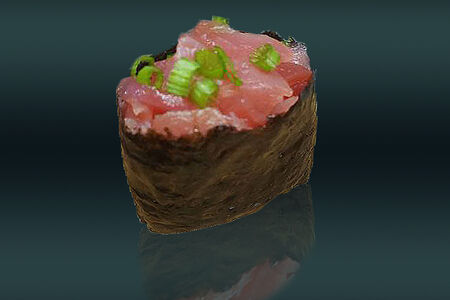 Гункан с тунцом и зеленым луком