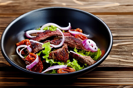 Салат с телятиной и вялеными помидорами