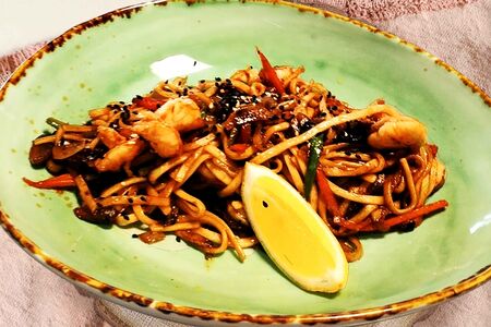 Удон с овощами и креветками