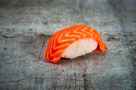 Суши с лососем