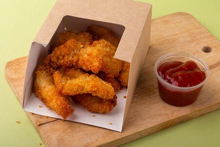 Куриные наггетсы с соусом сальса