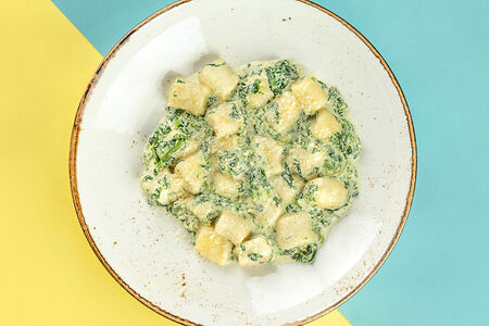 Ньокки с соусом из сыра с голубой плесенью и шпината