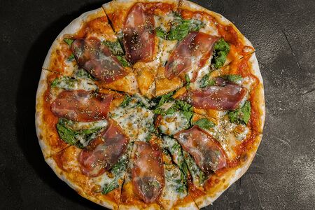 Пицца с коппой и шпинатом