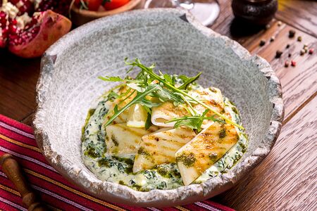 Кальмар гриль на подушке из шпината и пармезана